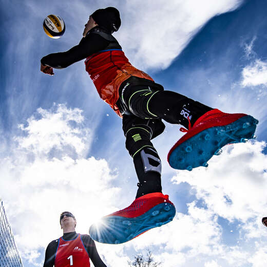 Aufschlag bei den Deutschen Snow-Volleyball Meisterschaften in Oberstaufen