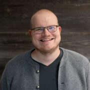 Porträt des Mitarbeiters Jan im Themenmanagements.