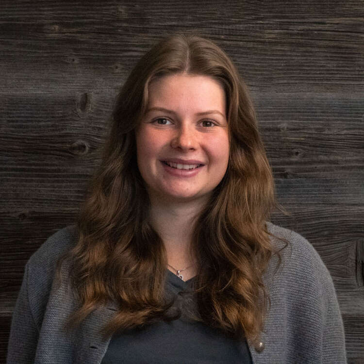 Lena Fink in ihrer Ausbildung bei Oberstaufen Tourismus.