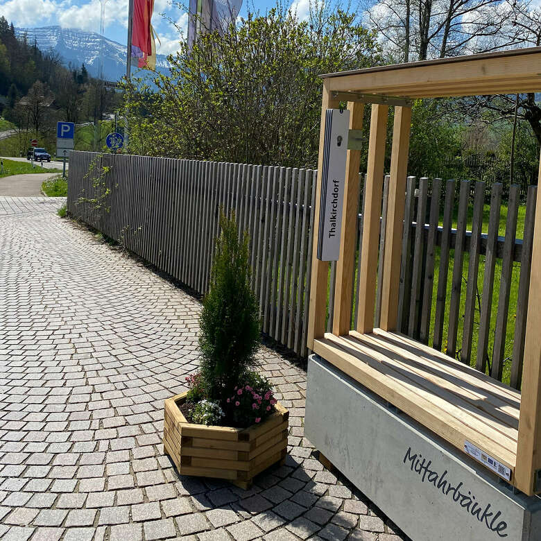 Das Mitfahrbänkle am Bahnhof in Oberstaufen. Am Mitfahrbänkle in Oberstaufen wird die Wartezeit mit Hochgrat Blick versüßt.