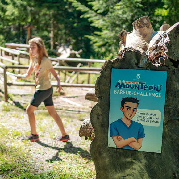 Barfuß-Challenge am MounTeens Detektivweg am Hündle