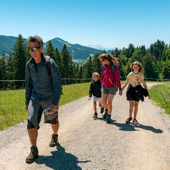 Familie wandert im Hündle-Gebiet