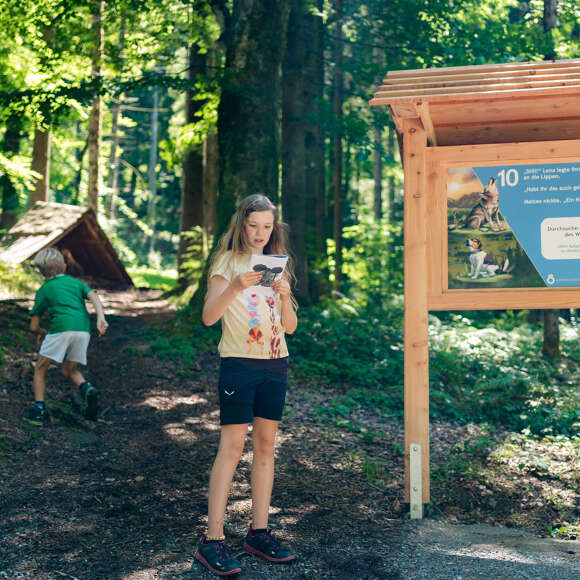 Kinder beim Rästelraten auf dem Mounteensweg am Hündle