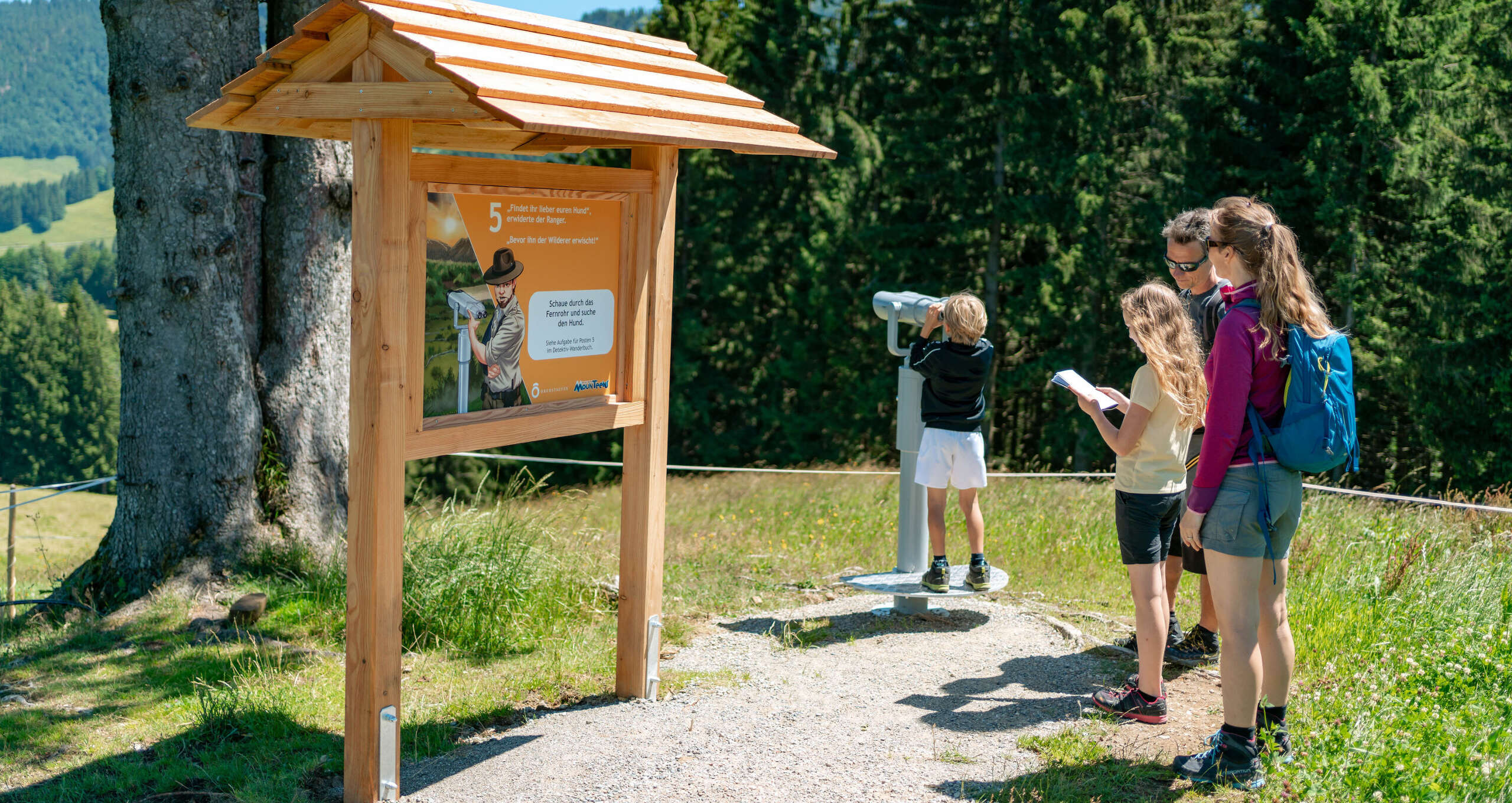 Familie an Station 5 auf dem MounTeens Detektivweg am Hündle