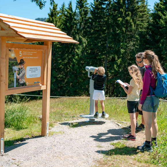 Familie an Station 5 auf dem MounTeens Detektivweg am Hündle