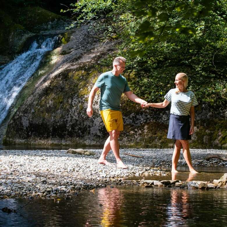 Paar an den Eibele Wasserfällen
