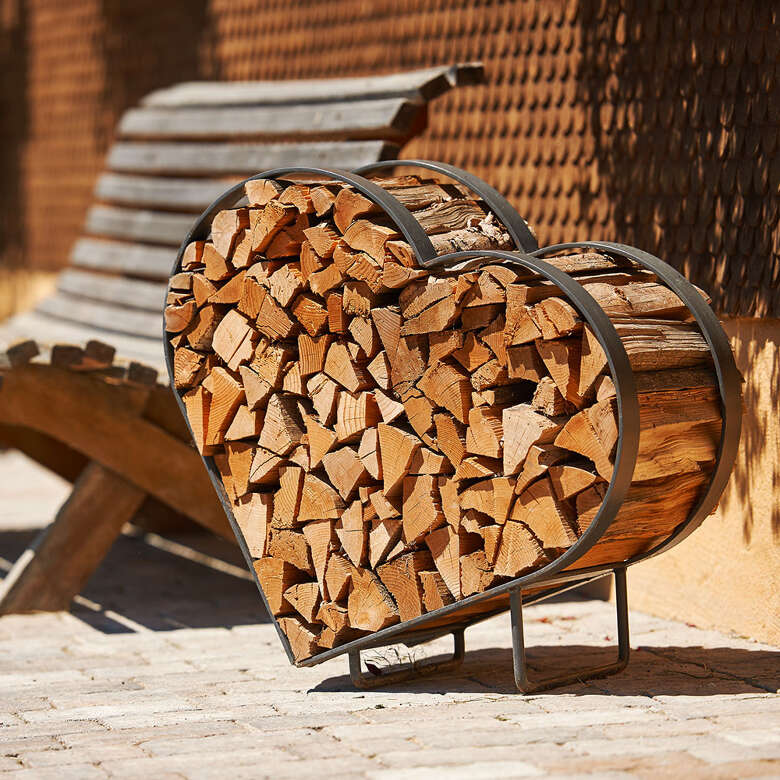 Bauernhof Gastgeber Ein Herz aus Holz vor einer Bank.