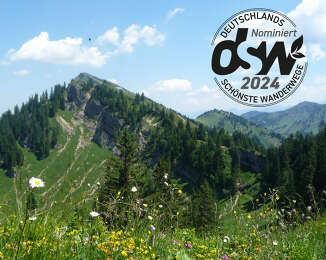 Wanderweg am luftigen Grat mit Logo des Wettbewerbs um den schönsten Wanderweg Deutschlands