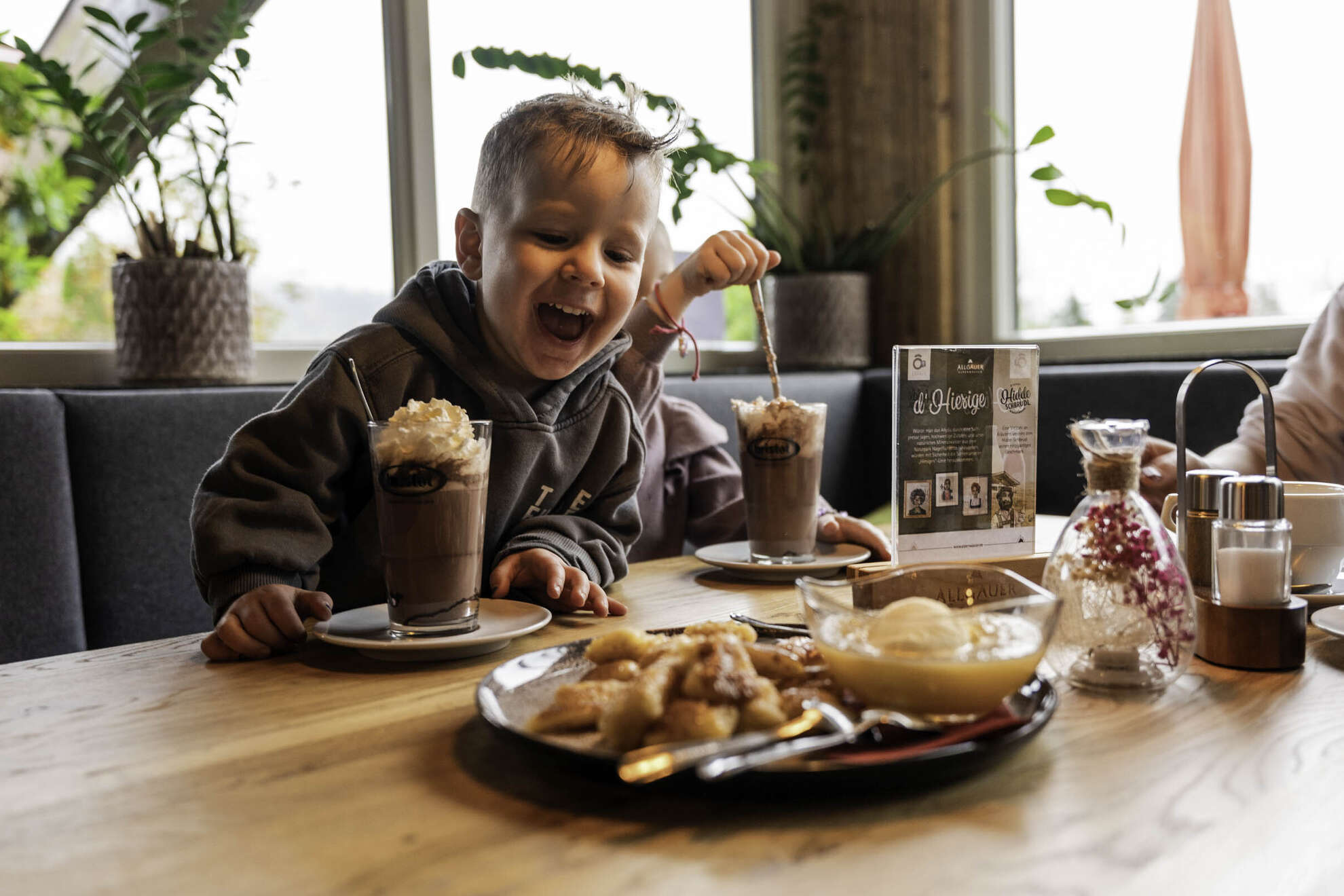 Regionaler Genuss für Klein und Groß Familie bei Eisschokolade und Kaiserschmarrn in der Nagelfluhlounge in Oberstaufen