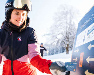 Mit der Oberstaufen PLUS Karte am Drehkreuz in der Skiarena Steibis.