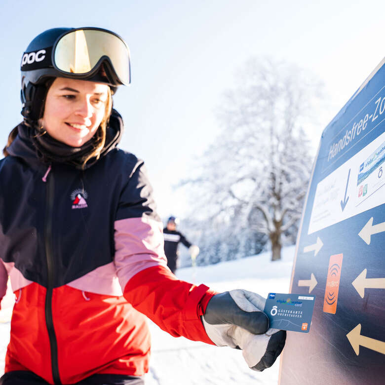 Skifahren mit Oberstaufen PLUS Mit der Oberstaufen PLUS Karte am Drehkreuz in der Skiarena Steibis.