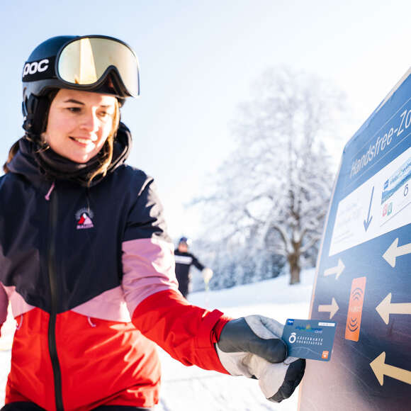 Skifahren mit Oberstaufen PLUS Mit der Oberstaufen PLUS Karte am Drehkreuz in der Skiarena Steibis.