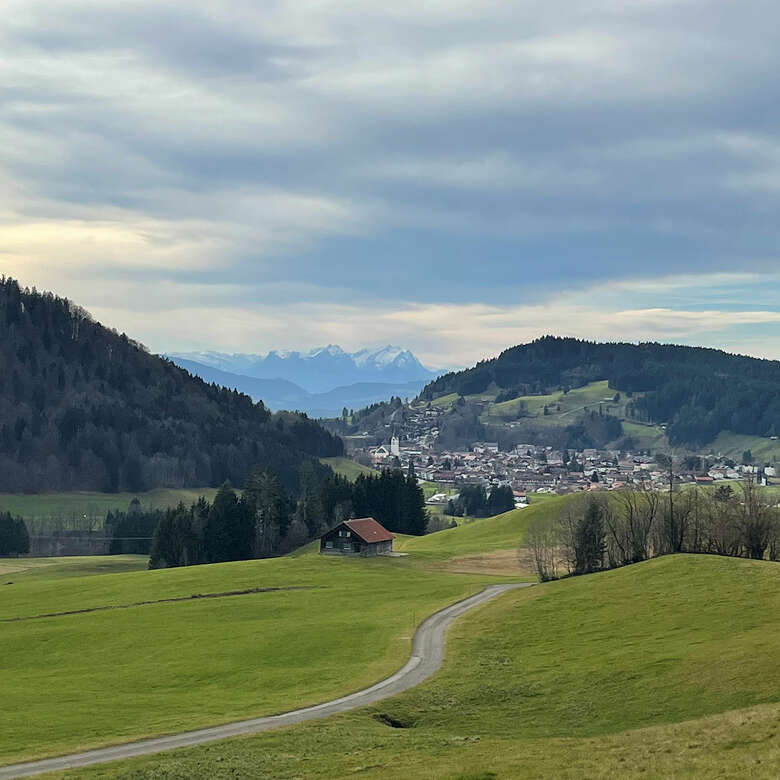 Mit Ausblick in das Schweizer Bergmassiv den Urlaub im Allgäu genießen.