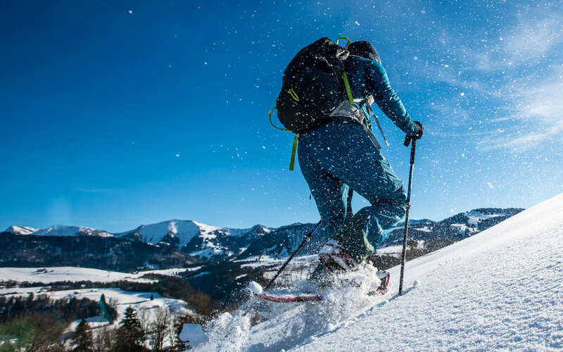 In Oberstaufen geht es mit den Schneeschuhen direkt in die verschneite Natur. Auf Schneeschuhtouren im Allgäu vielfältig unterwegs in der Natur und den Bergen im Winter von Oberstaufen.