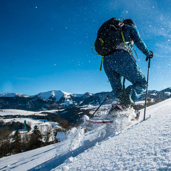 Wintergenuss auf Schneeschuhen bei Oberstaufen. Das Panorama der Allgäuer Berge immer im Blick.