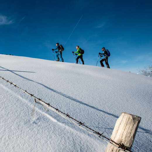 Schneeschuhwandern im Winter in den Bergen von Oberstaufen im Allgäu.