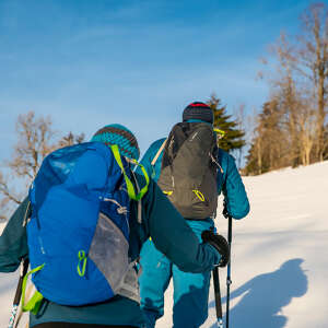Unterwegs beim Winterwandern im Schnee von Oberstaufen im Allgäu.