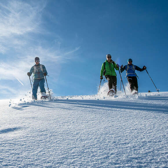 Schneeschuhwanderer im Tiefschnee.