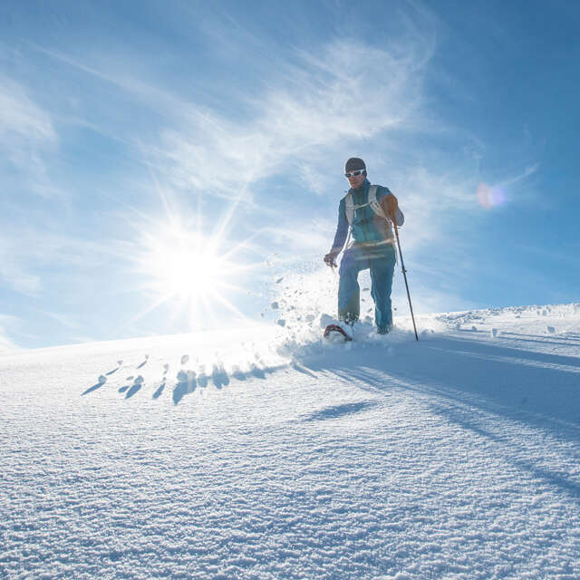 Wanderer mit Schneeschuhen in Oberstaufen