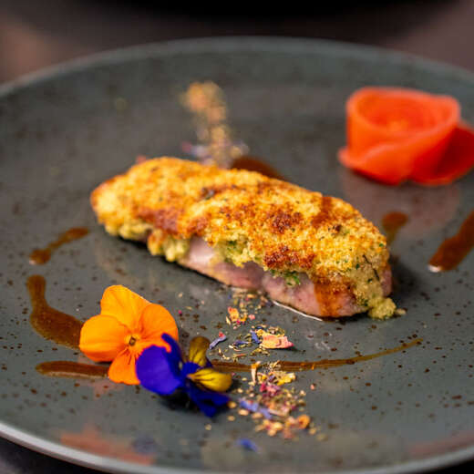 Schön dekorierter Teller mit Fleisch Schön dekorierter Teller mit Fleisch