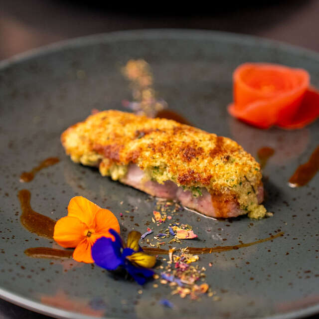 Schön dekorierter Teller mit Fleisch Schön dekorierter Teller mit Fleisch