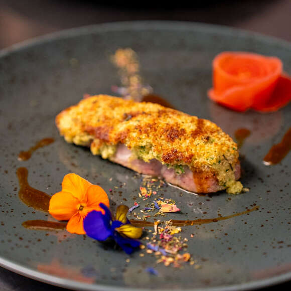 Schön dekorierter Teller mit Fleisch