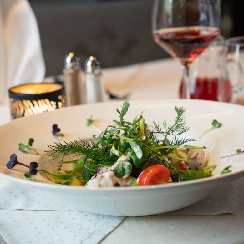 Salatteller mit leckeren Kräutern Salatteller mit leckeren Kräutern