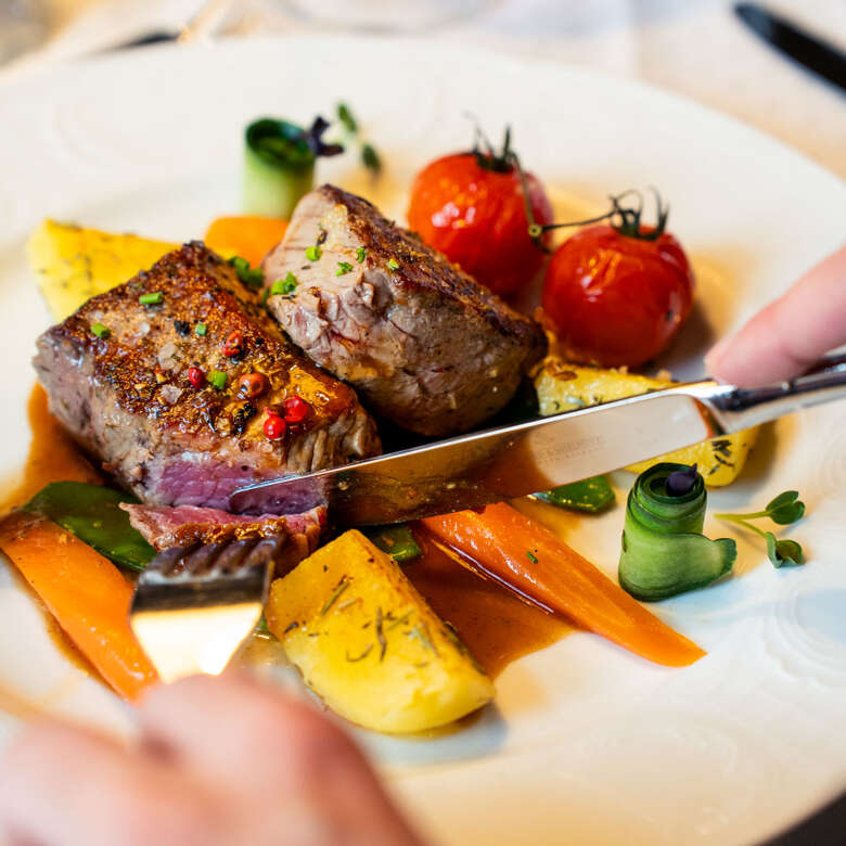 Schön dekorierter Teller mit Fleisch Schön dekorierter Teller mit Fleisch
