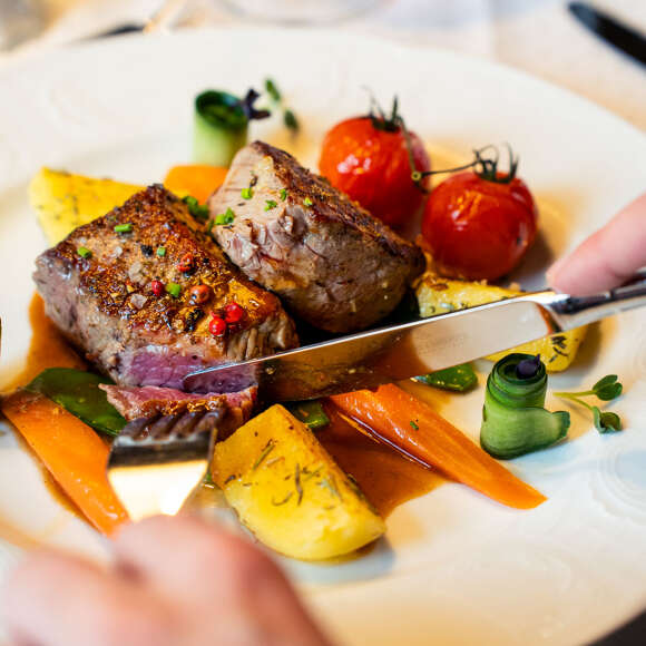 Schön dekorierter Teller mit Fleisch