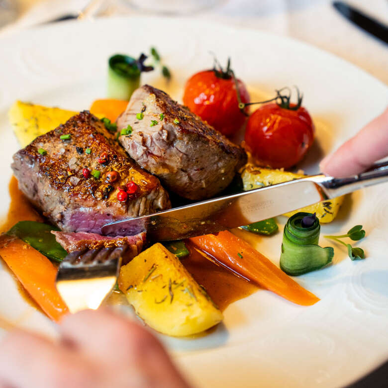 Schön dekorierter Teller mit Fleisch Schön dekorierter Teller mit Fleisch