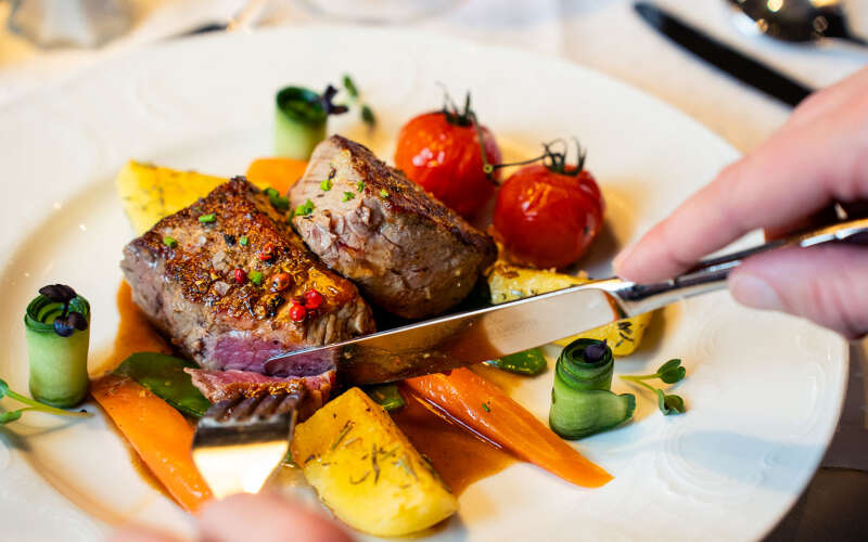 Schön dekorierter Teller mit Fleisch