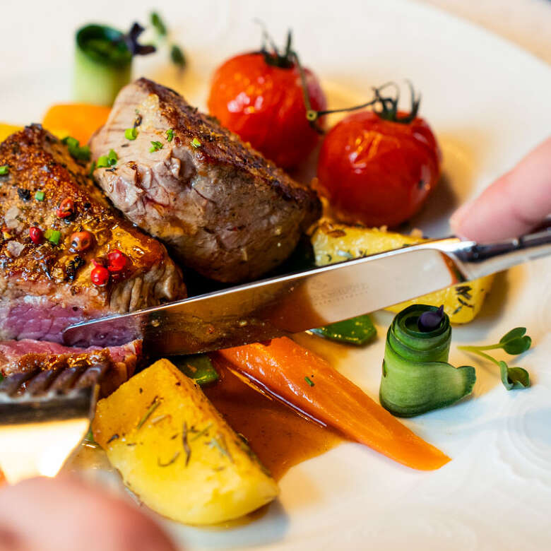 Schön dekorierter Teller mit Fleisch Schön dekorierter Teller mit Fleisch