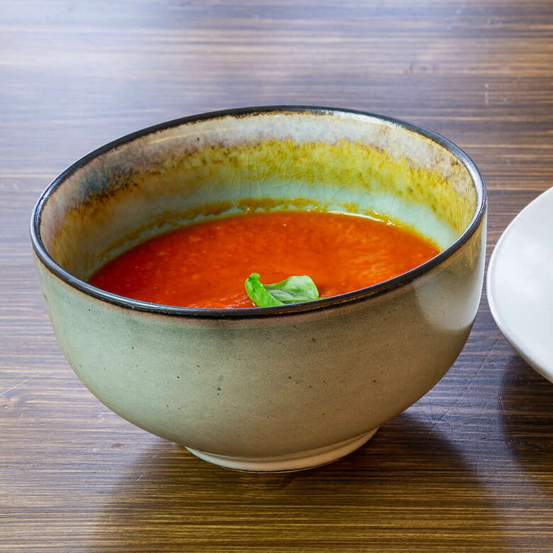Die frische Tomatensoße für die Gemüse-Lasagne ist in eine kleine Schale gefüllt.