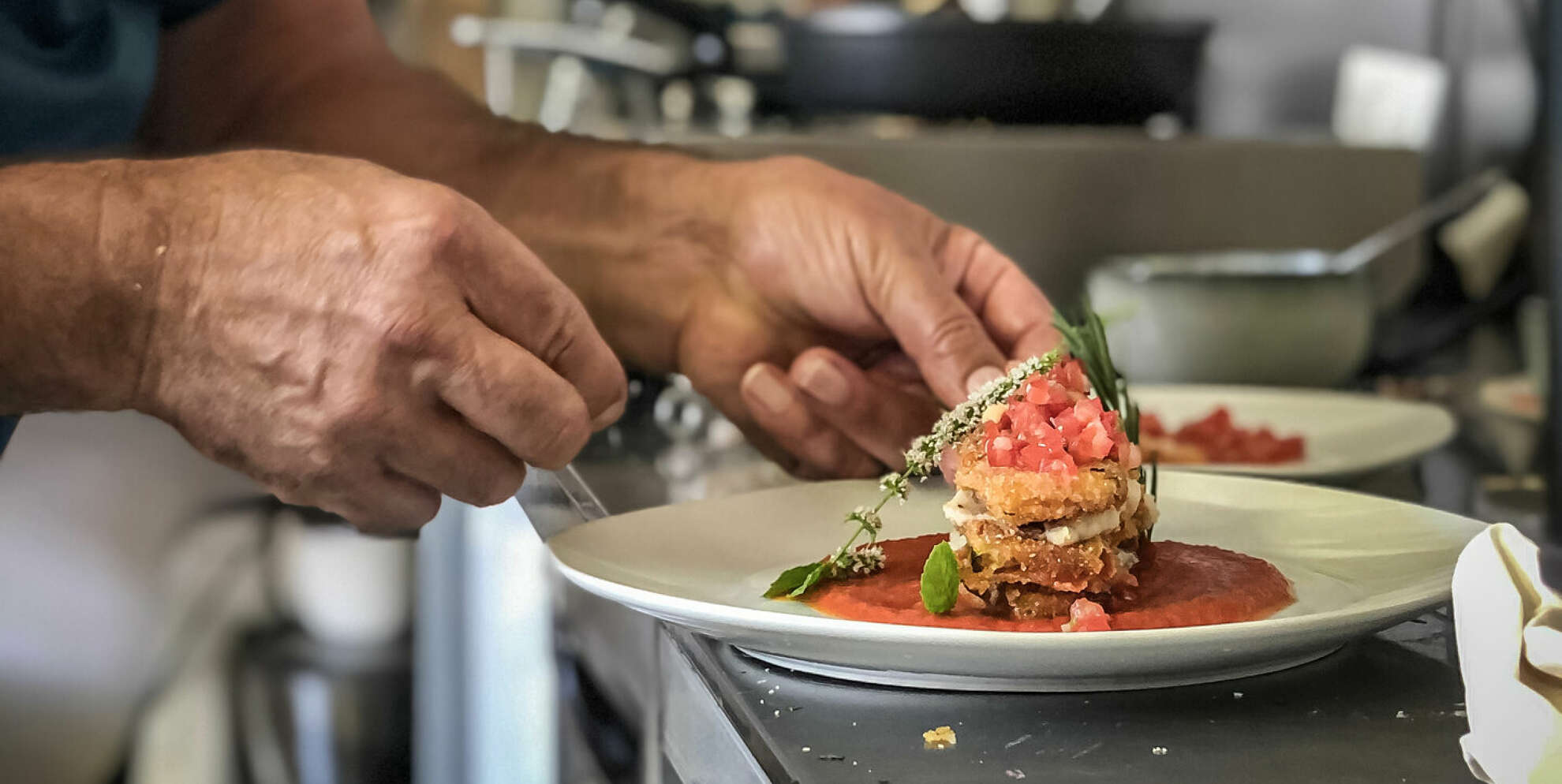 Thomas Glaessing richtet die Gemüse-Lasagne an.