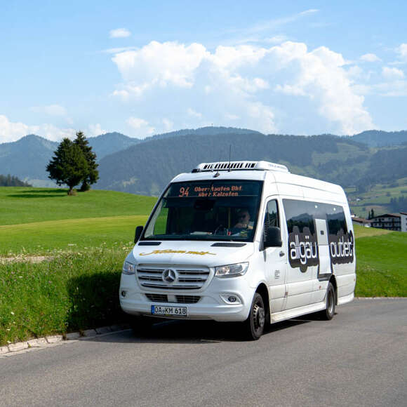 Ortsbus auf der Fahrt Richtung Buflings im Sommer