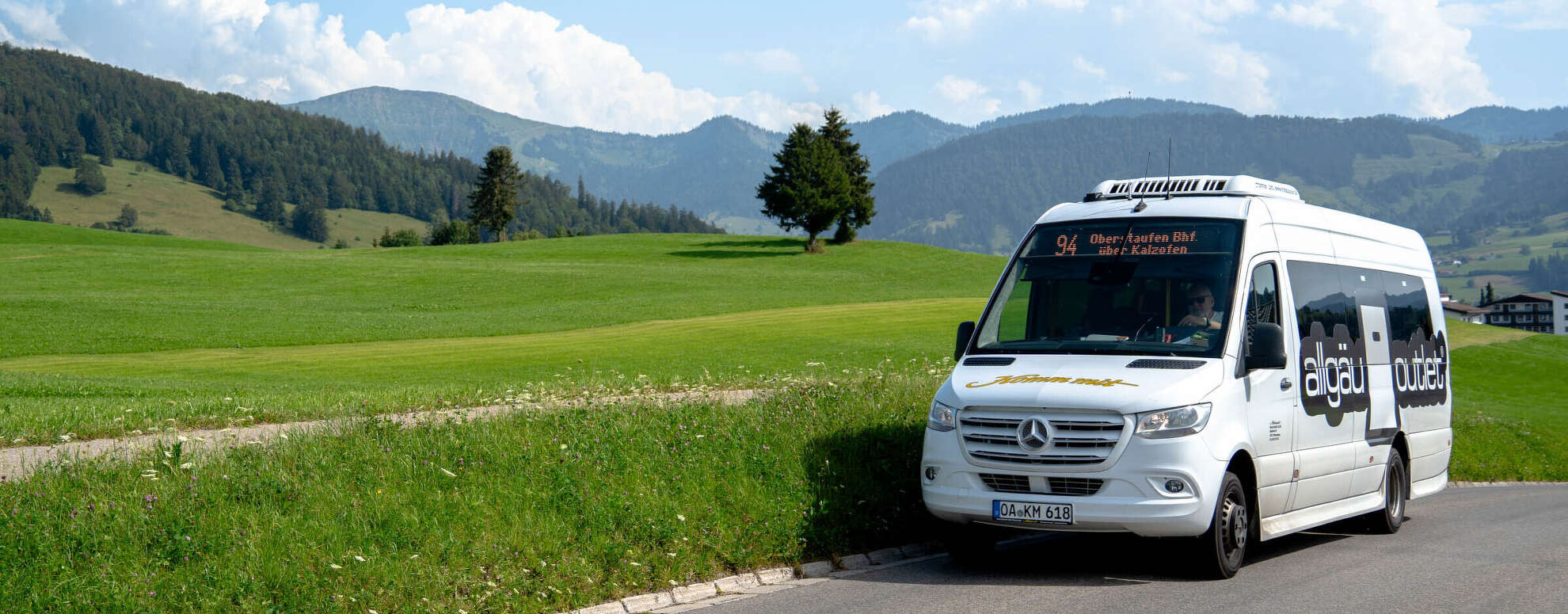 Ortsbus auf der Fahrt Richtung Buflings im Sommer