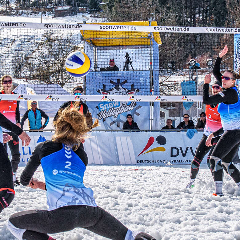Spielerinnen beim Snow-Volleyball in Oberstaufen.