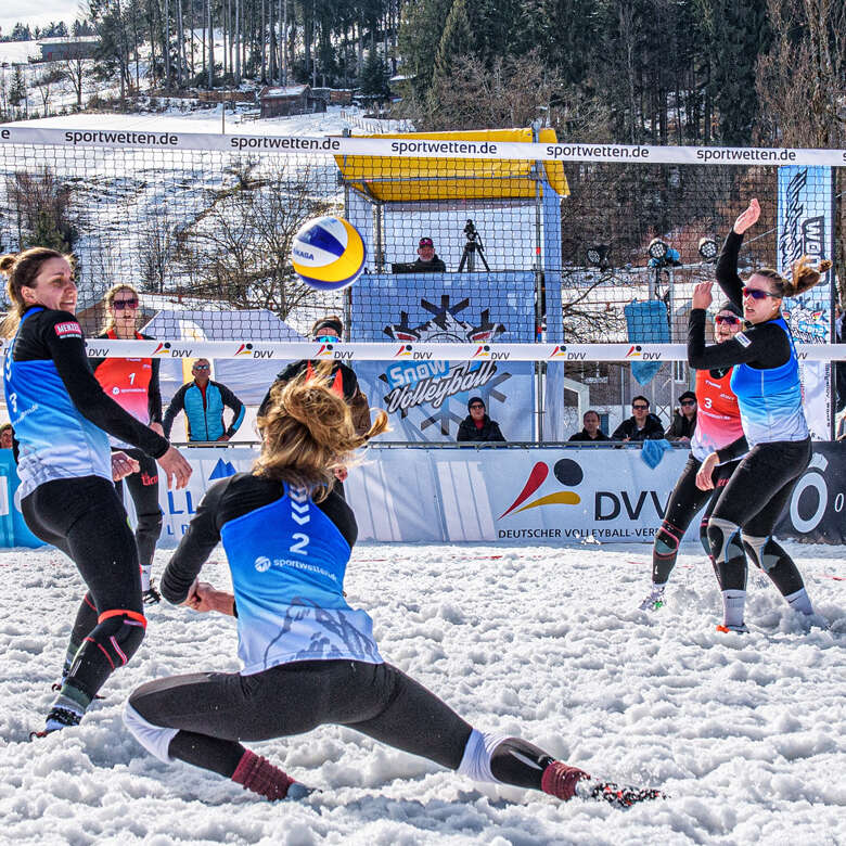 Volleyballerinnen im Schnee auf dem Feld beim Snow-Volleyball in Oberstaufen.