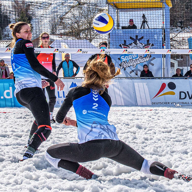 Volleyballerinen beim Snow-Volleyball in Oberstaufen.