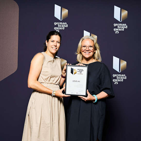 Tourismusdirektorin Höfinghoff und Abteilungsleitung Kommer halten den GermanBrandAward.