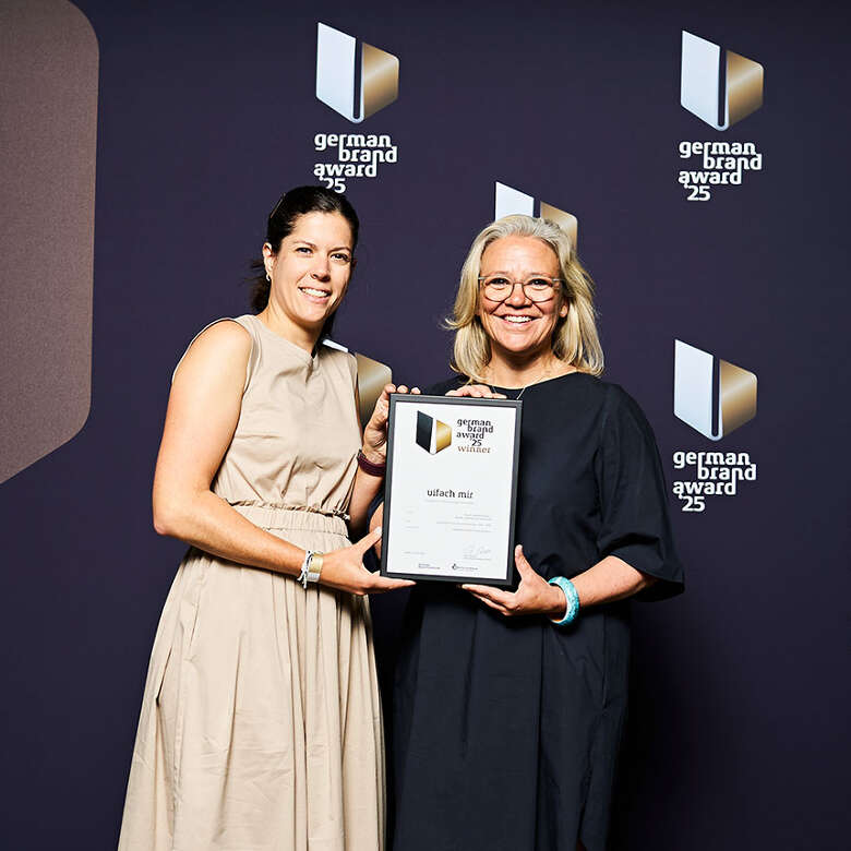 Tourismusdirektorin Höfinghoff und Abteilungsleitung Kommer halten den GermanBrandAward.