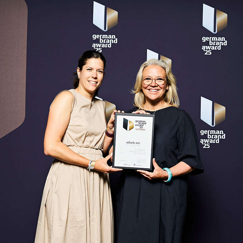 Preisverleihung GermandBrandAward Tourismusdirektorin Höfinghoff und Abteilungsleitung Kommer halten den GermanBrandAward.