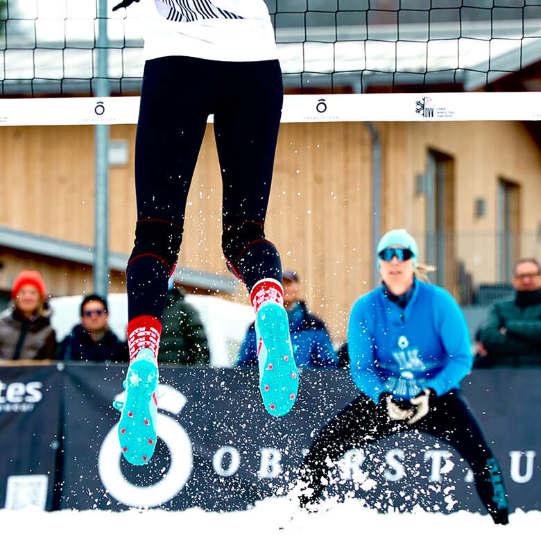 Volleyballer spielen bei den German Snow-Volleyball-Championship in Oberstaufen um den Titel.