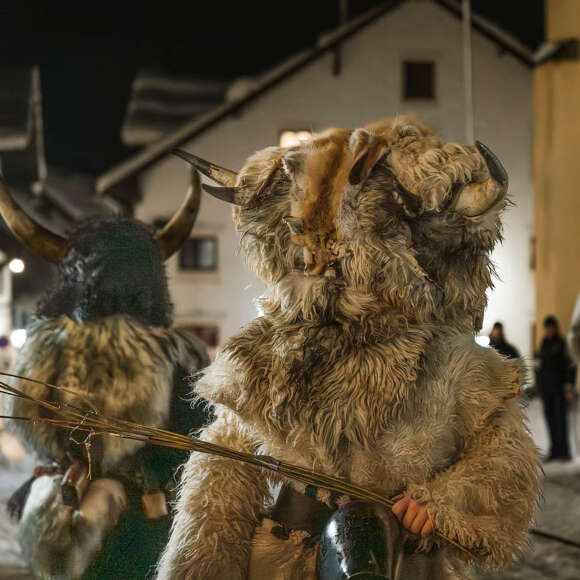 Die traditionelle Klausenkleidung aus Fellen, Hörnern und Schellen.