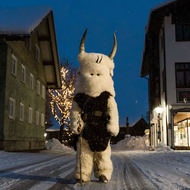 Ein traditioneller Klausen auf den winterlichen Straßen in Oberstaufen.