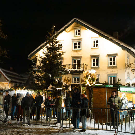 Am Kirchplatz in Oberstaufen findet der Nikolausmarkt statt