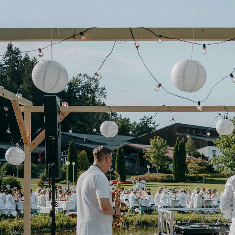 Livemusik bei dem Picknick in Weiß in Oberstaufen