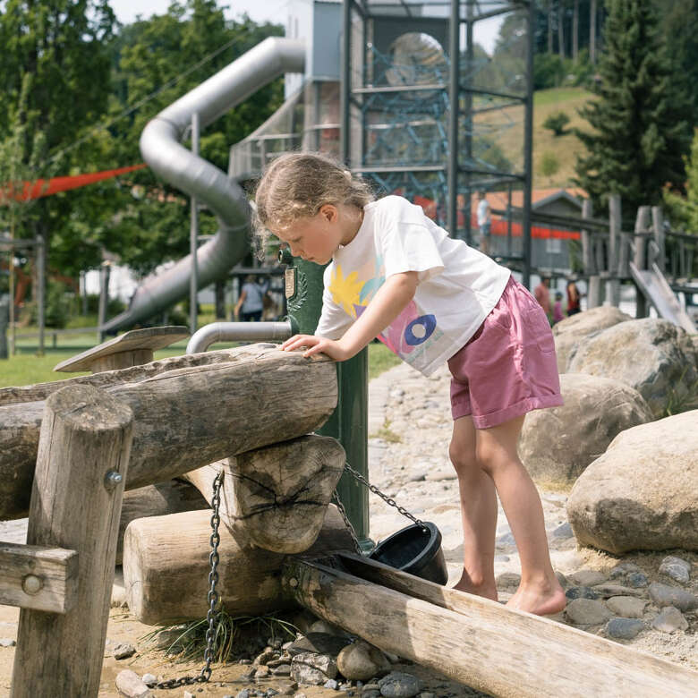 Kind spielt auf dem Wasserspielplatz im Oberstaufen PARK