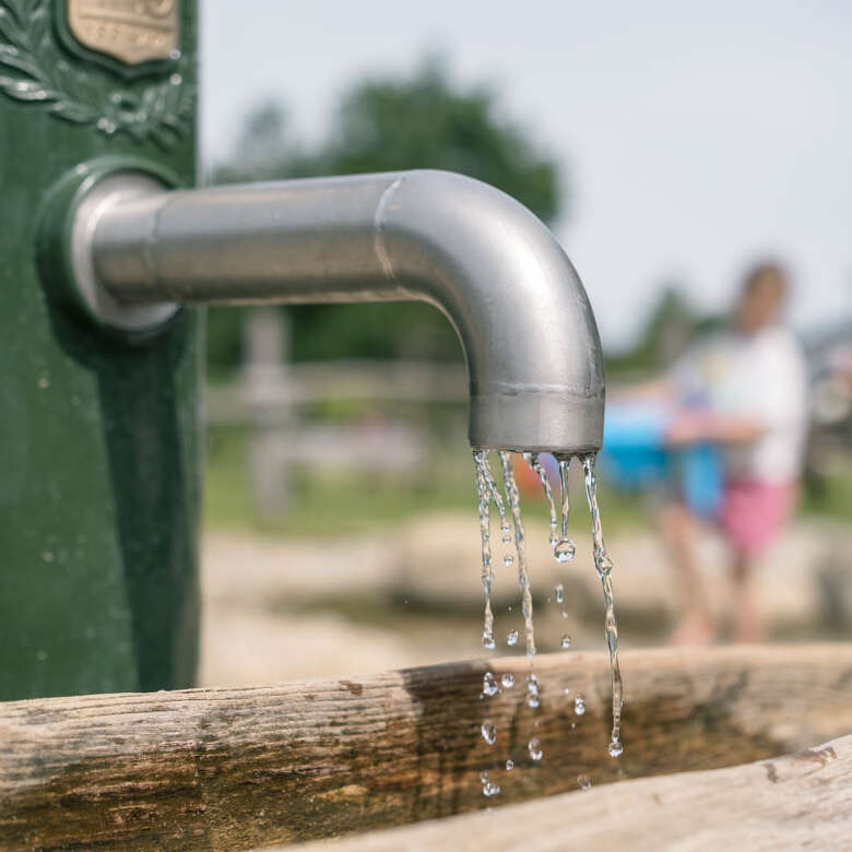 Wasserspielplatz im PARK Eine Wasserhahn mit Trinkwasser im Oberstaufen PARK.