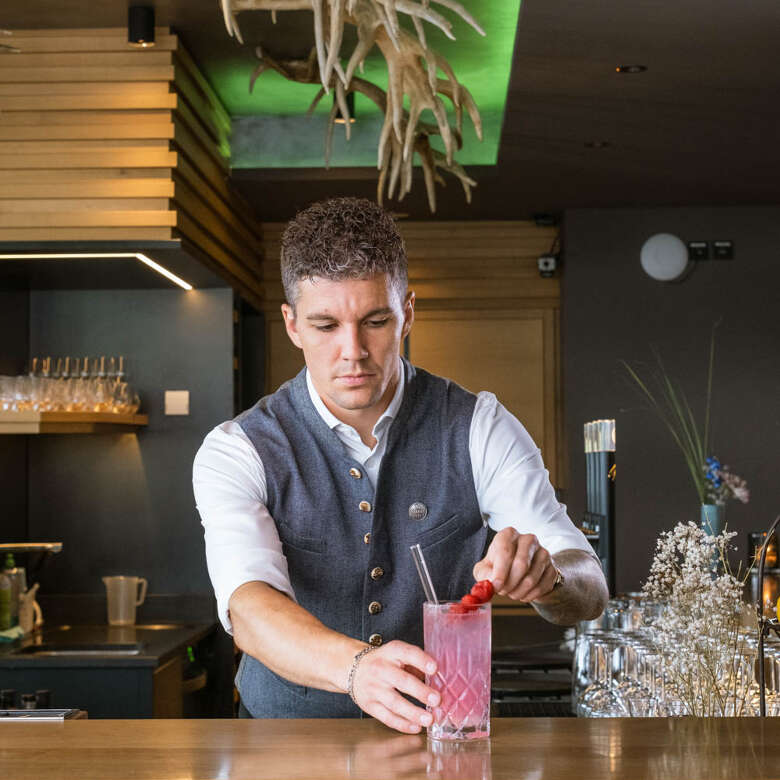 Johannes Lingg richtet einen Cocktail auf der Bar an